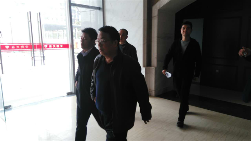 集團公司總經理萬先逵、副總經理周志宏一行親臨利民佳苑小區(qū)現場指導工作